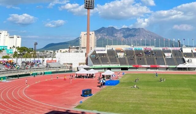 2023.10.13〜10.17
かごしま国体 陸上競技が開催されました!
2020年開催の予定が、コロナ大流行により、3年延期となった本大会。
やっと迎えることができました〜!
鹿児島チームのスタッフとして1日💆
大会運営スタッフとして4日間🏥
なんとも濃すぎる5日間でした☺️
35年ぶり、感動の県記録更新!
地元の大歓声の中で弾ける選手たちの笑顔!
いろんな想いを背負って闘った後の悔し涙。
陸上競技の結果は、天皇杯8位、皇后杯7位👏
"ふるさと選手として、また鹿児島のユニホームで闘いたい!"
"鹿児島の為だから頑張れる!"
という選手たち。
こんな言葉が聞けるのも、高い目標を一緒に目指してくれる温かい(温かすぎる)スタッフの皆さんが1人1人の選手と向き合い、一緒に闘っている鹿児島チームだからこそだろうなと🥺
鹿児島のチームテント、本当に笑いが絶えない、温かい空間なんです😍そんなチームに今回入らせてもらえたこと、貴重すぎる経験でした!
お世話になった先生方、選手の皆さん本当にありがとうございました!🥹🙇
そして
鹿児島県陸協トレーナー部は、全国でも上位に入るほどの大所帯、40人以上のトレーナーが所属していて、鹿児島県内で開催される大会を安全🦺円滑に進めるため活動しています。
通常の国体は、日本陸連派遣で全国からトレーナーさんが来てくれて、運営してくれますが、今大会は、(日本陸連トレーナーの皆さんのサポートをいただきながら)鹿児島陸協のトレーナーメインで運営を行うという、初の試みでした🌱
ここに至るまで、10年近くかけて準備して来たトレーナーの皆さんの頑張りのお陰で、大きなハプニングなく、大会を終えることができました!本当に良かった🤝
そして、全国のトレーナーさんとたくさんお話しさせていただき、貴重な機会になりました😆
長々書いたけど
国体って、やっぱ凄い😁🔥
そう思った10月でした🌋🌋🌋
===========================
👇その他の投稿はコチラ
@rin_ladies
✦鍼灸マッサージ院 凜✦
鹿児島市薬師2丁目10番13号
090-7536-7440
#鹿児島市
#鍼灸
#マッサージ
#女性鍼灸師
#アスリートサポート
#かごしま国体
#燃ゆる感動鹿児島国体
#陸上
#県記録更新
#チーム鹿児島
#46
#チェスト
===========================