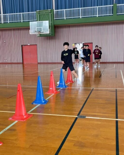 バスケットボール部トレーニングサポート🏋️
ザ・筋トレメニューをモリモリ💪🏾
+プラス+
いつもと違うボールを触ったり
不安定なオモリ(=ヒト)を使ってみたり
目ー耳ー頭ー体が1つになるように!と、トレーニングしてみました✨
結局、リレーが盛り上がるよね〜☺️
頑張れ!高校生!⛹️
===========================
👇その他の投稿はコチラ
@rin_ladies
✦鍼灸マッサージ院 凜✦
鹿児島市薬師2丁目10番13号
090-7536-7440
#鹿児島市
#鍼灸
#マッサージ
#女性鍼灸師
#アスリートサポート
#バスケ
#バスケットボール
#トレーニング
===========================